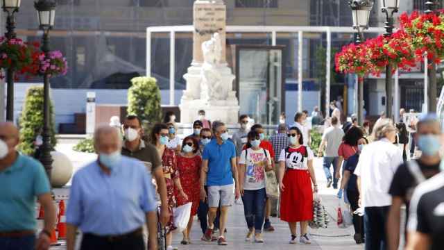 Un grupo de turistas pasea por la calle Larios de Málaga.