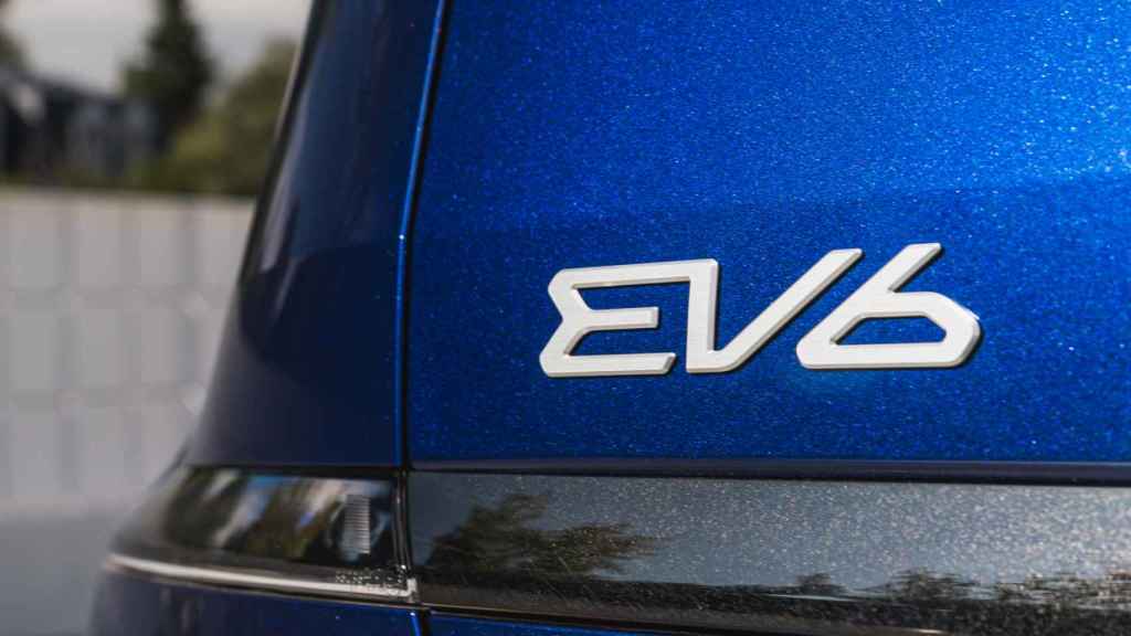 El Kia EV6 es un crossover de gran tamaño que no expulsa emisiones contaminantes en movimiento.