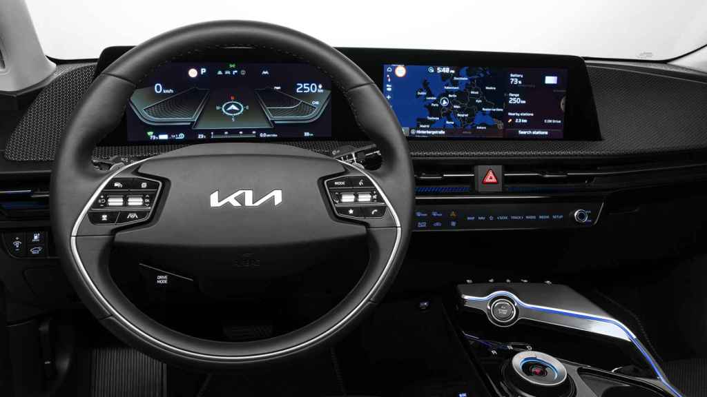 El Kia EV6 cuenta con un interior tecnológico con dos pantallas de 12,3 pulgadas.