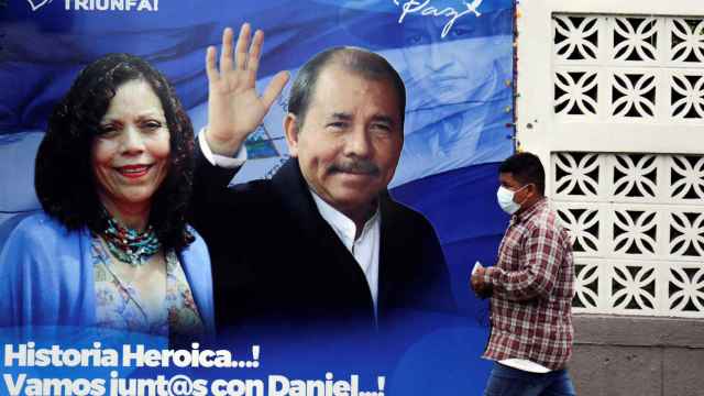 Cartel electoral en Nicaragua con Daniel Ortega y su mujer, Rosario Murillo.