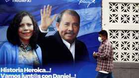 Cartel electoral en Nicaragua con Daniel Ortega y su mujer, Rosario Murillo.