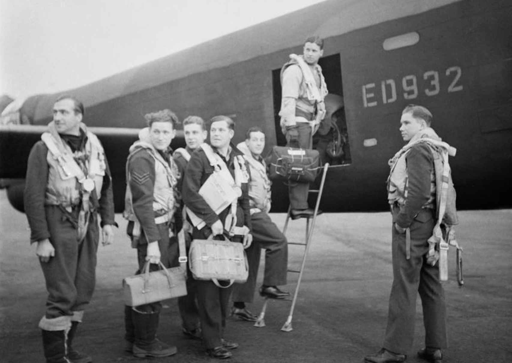 El comandante Guy Gibson (segundo por la derecha) y sus hombres suben al Avro Lancaster A3-G .