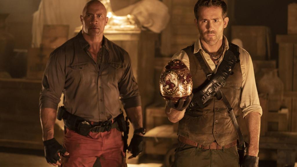Ryan Reynolds y Dwayne Johnson y Gal Gadot en 'Alerta roja'.