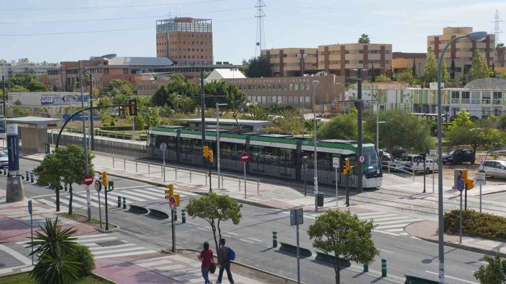 Uno de los trenes del Metro de Málaga a su paso por el campus de la Universidad.