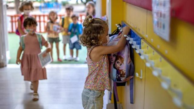 Una niña en un colegio de la Comunidad Valenciana, en imagen de archivo.