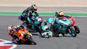 Darryn Binder, atrás, tras derribar a Dennis Foggia en el Algarve