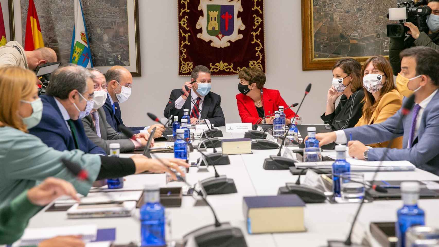 El presidente de Castilla-La Mancha, Emiliano García-Page, preside el Consejo de Gobierno itinerante, que se ha celebrado en el Ayuntamiento de Socuéllamos
