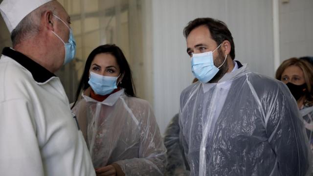 Núñez durante su visita a Corral de Almaguer (Toledo) este martes.