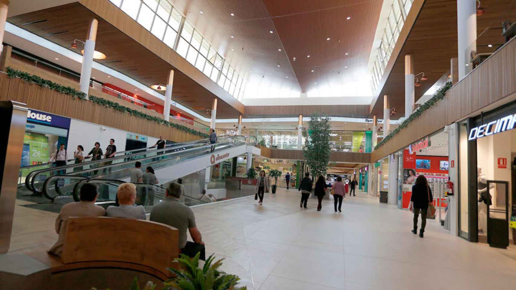 El interior del centro comercial Albacenter. Foto: LAR España.