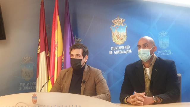 Los concejales del PP en Guadalajara José Luis Alguacil y Armengol Engonga