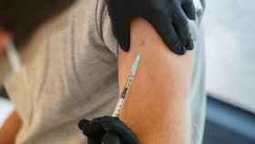 Una persona se pone la vacuna de BioNTech y Pfizer.
