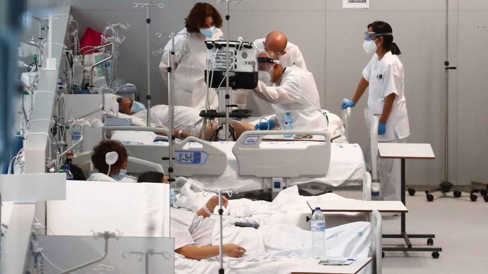 Pacientes y sanitarios en el hospital Isabel Zendal de Madrid.