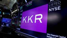Imagen del logo de KKR en una pantalla de la Bolsa de Nueva York.