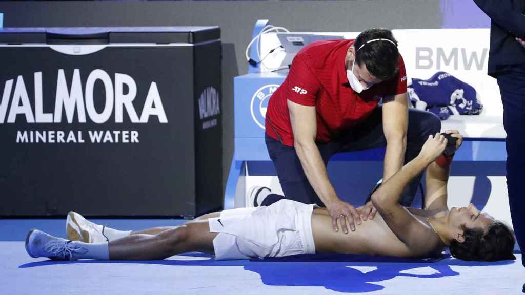 Lorenzo Musetti recibiendo asistencia durante las Next Gen ATP Finals
