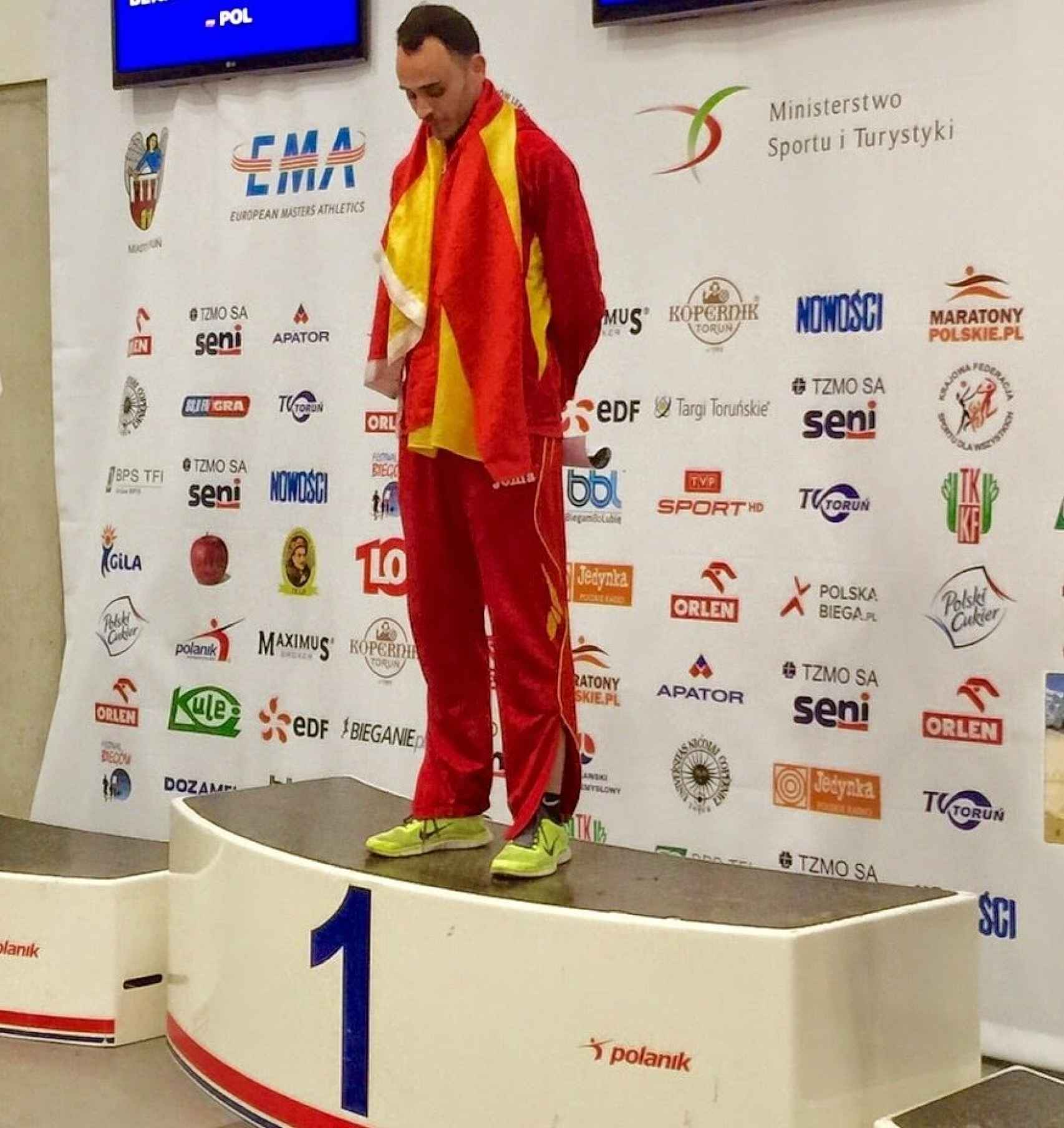 An image of the athlete with the Spanish flag.