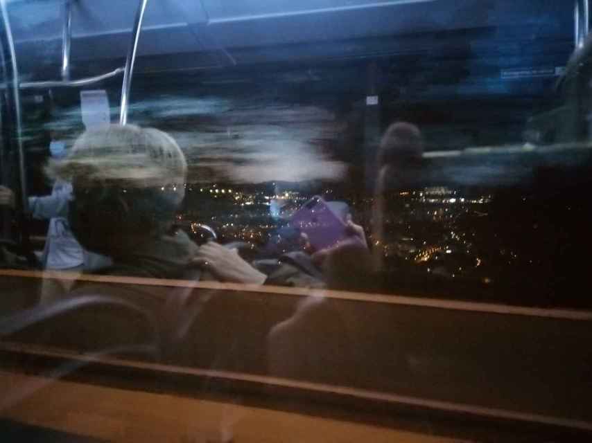 Las luces cotidianas de Vigo al amanecer, vistas desde un autobús urbano.