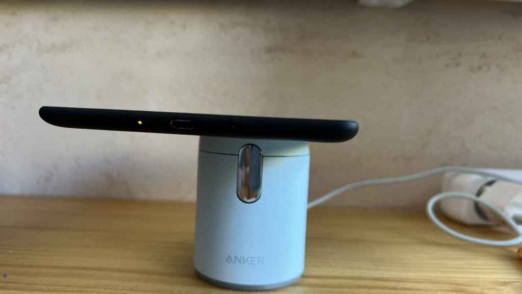 El nuevo Kindle Paperwhite cargando en la Magnetic wireless charger de Anker
