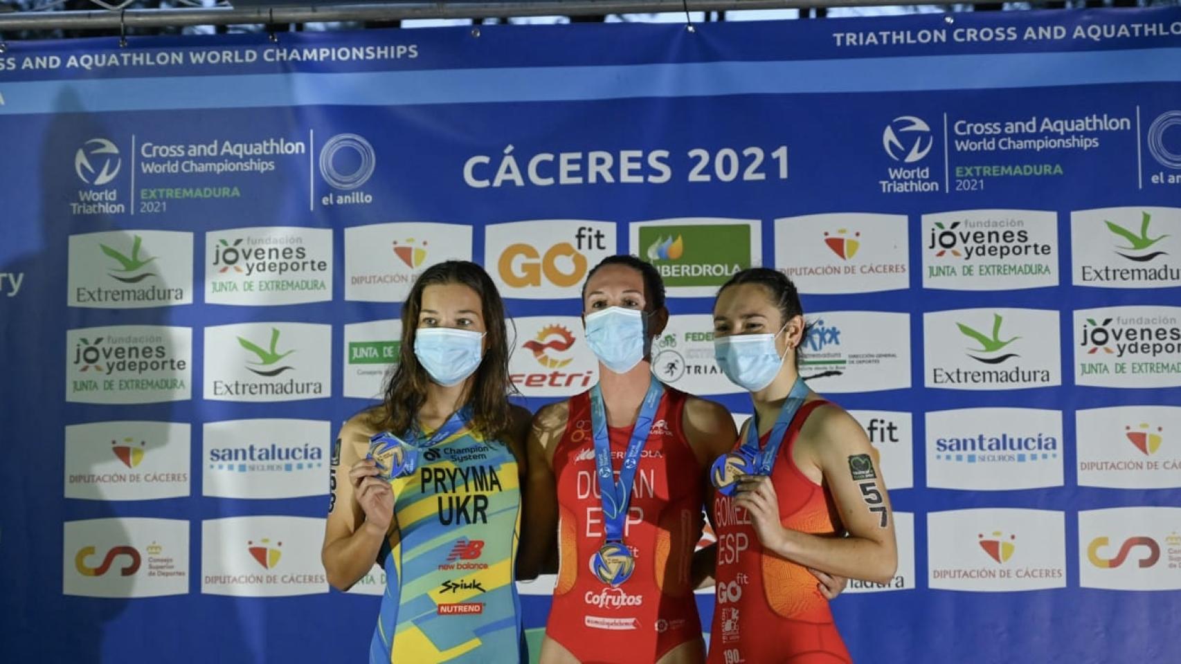 Laura Durán con otras dos compañeras en la competición de El Anillo (Cáceres).