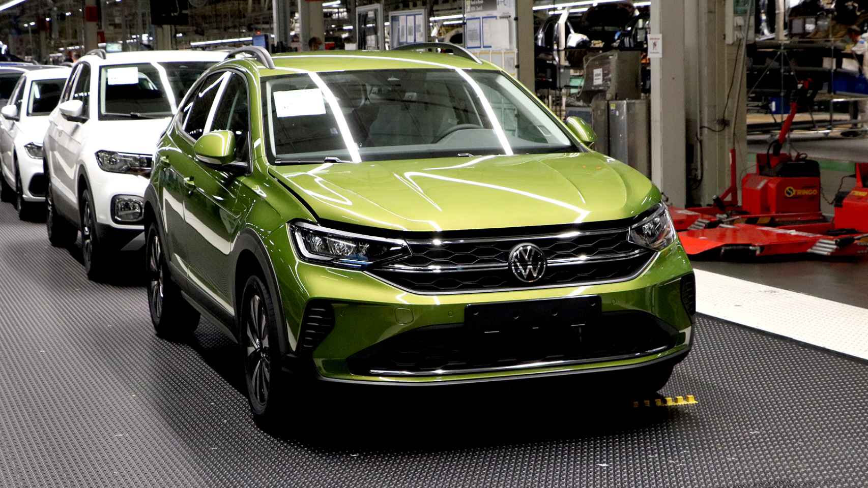El Volkswagen Taigo saliendo de la línea de la producción de Landaben.