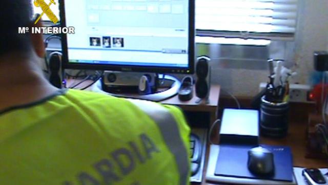 La Guardia Civil investiga un ordenador. Foto: Archivo