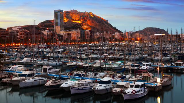 El Castillo de Santa Bárbara visto desde el Puerto de Alicante, en imagen de archivo.