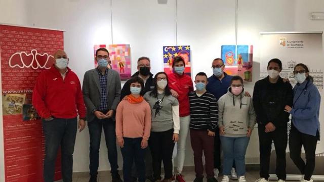 El concejal de Juventud, Ángel Fernández Silva, posa con los jóvenes artistas de la Fundación AVIVA