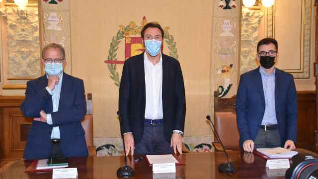 Manuel Saravia, Óscar Puente y Pedro Herrero en la presentación de los presupuestos municipales de 2022