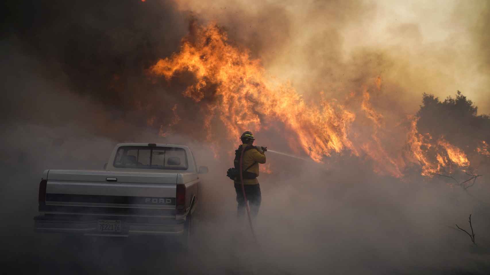 Un bombero lucha contra el incendio de Silverado, en California.