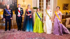 Máxima y Guillermo de Holanda junto a los representantes de la Casa Real noruega.
