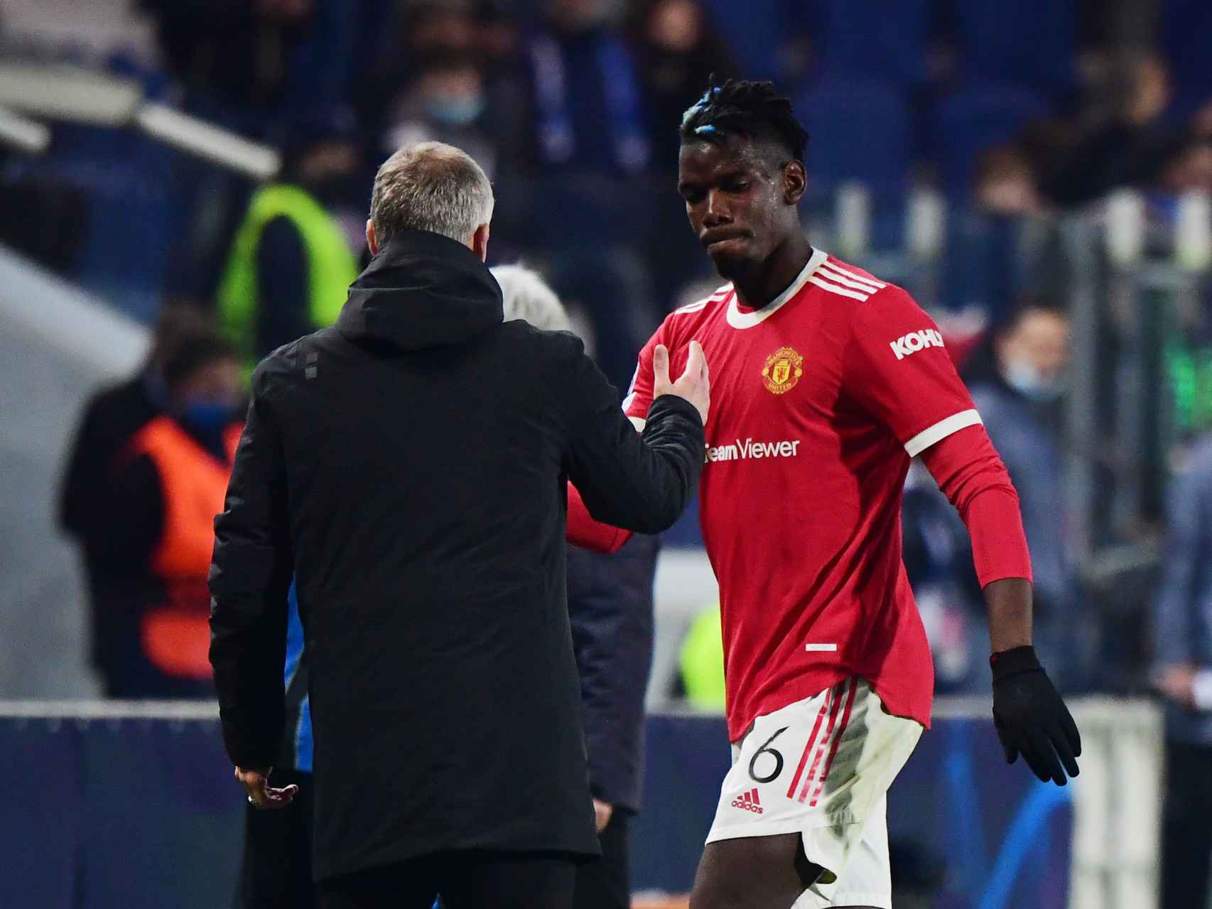 Paul Pogba saludándose con Solskjaer en un cambio durante un partido del Manchester United