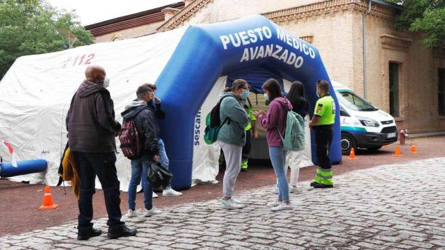 Varios jóvenes esperan a ser vacunados en el campus universitario de Toledo.