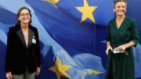 La ministra de Industria española, María Reyes Maroto, posa con la comisaria europea de Competencia, Margrethe Vestager, durante la reunión que mantuvieron este miércoles en la sede de la Comisión Europea en Bruselas, Bélgica.