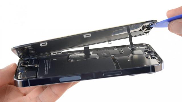 iPhone 13 despiezado por iFixit.