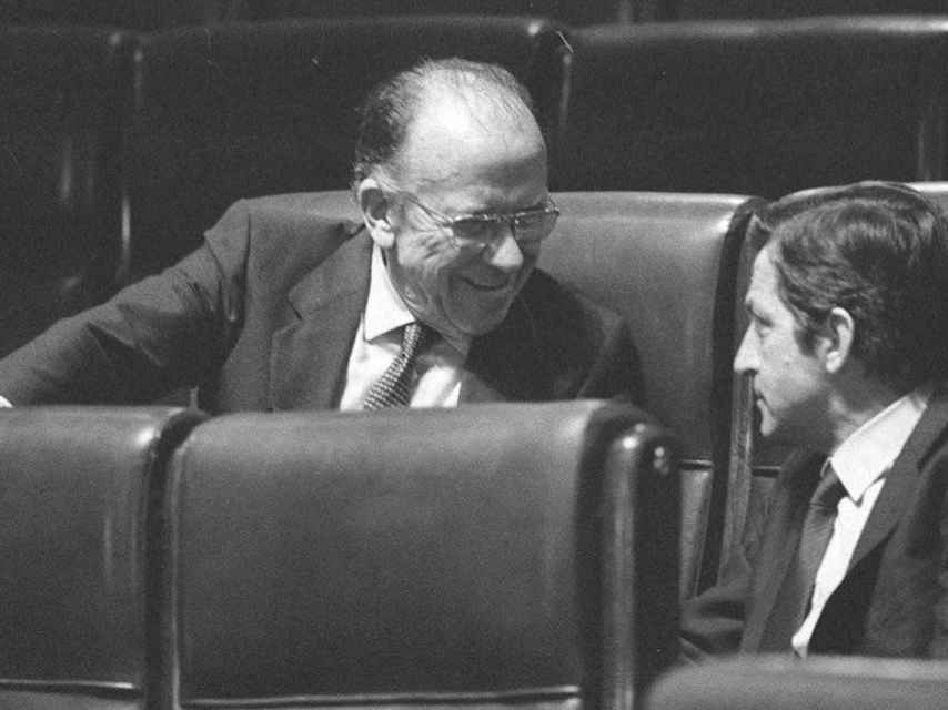 Santiago Carrillo y Adolfo Suárez conversan en el Congreso de los Diputados.
