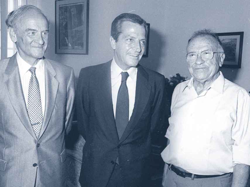 José Mario Armero, a la izquierda, junto a Suárez y Carrillo en el famoso chalet, años después.