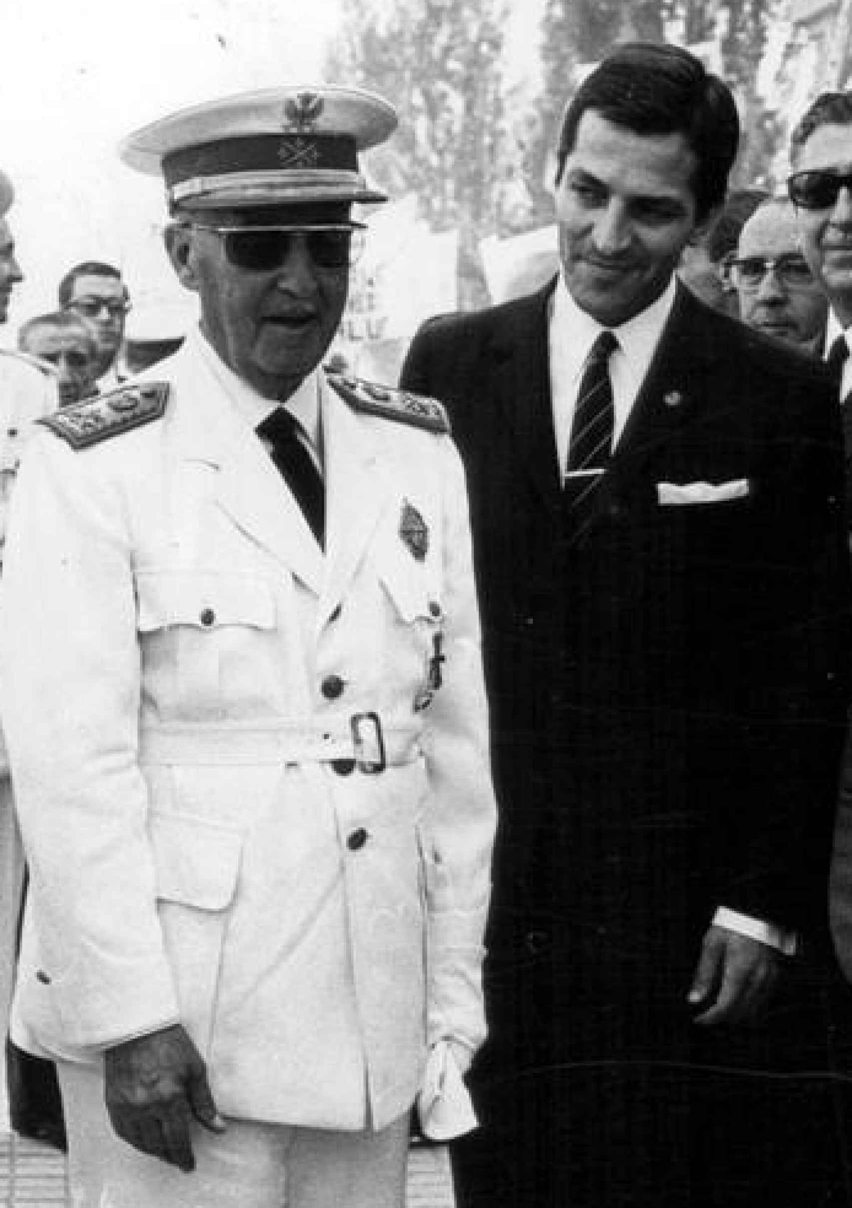 Adolfo Suárez junto al dictador Francisco Franco, bajo cuyo régimen fue secretario general del Movimiento.
