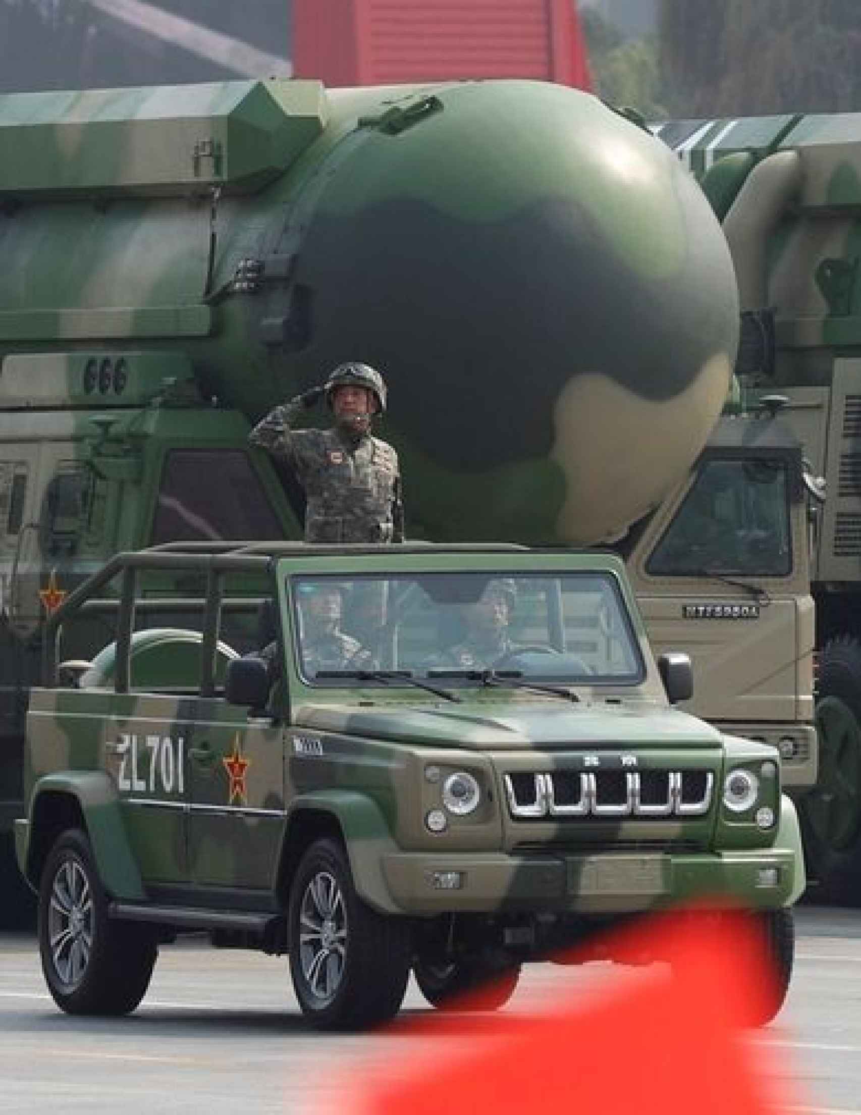Despliegue de armamento en el último desfile militar por las calles de Pekín.