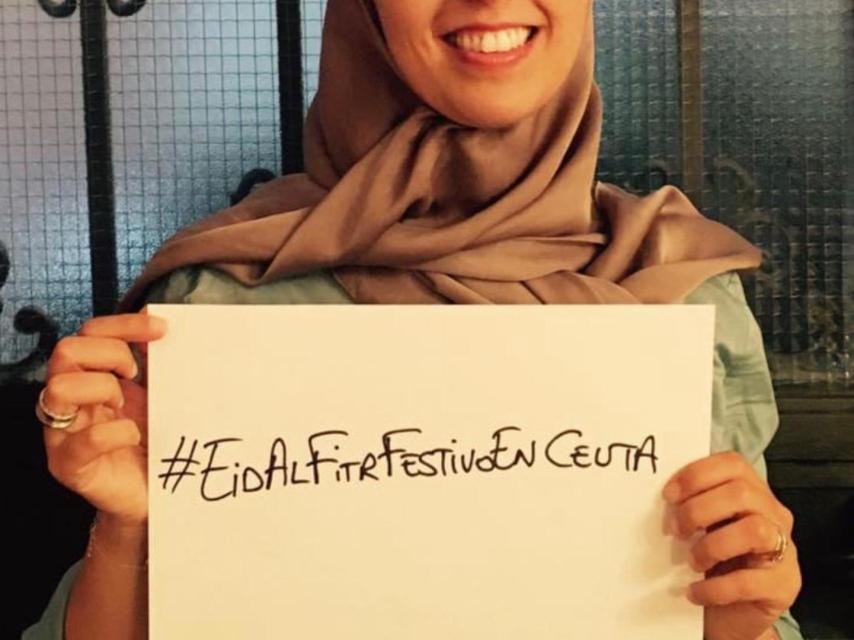 Fatima Hamed, con un cartel que pide el fin del Ramadán como día festivo.