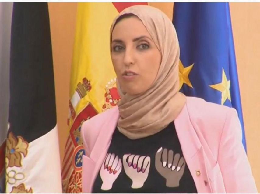 Fatima Hamed, con una camiseta que representa la lucha de los trabajadores.