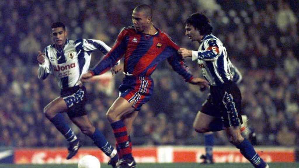 Paquito sujeta a Ronaldo en la histórica victoria 2-3 en el Camp Nou de la liga 1996-97.