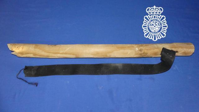 Imagen del palo de madera que utilizó el detenido