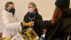 Reparto de plátanos en la Universidad de Pontificia en solidaridad con La Palma