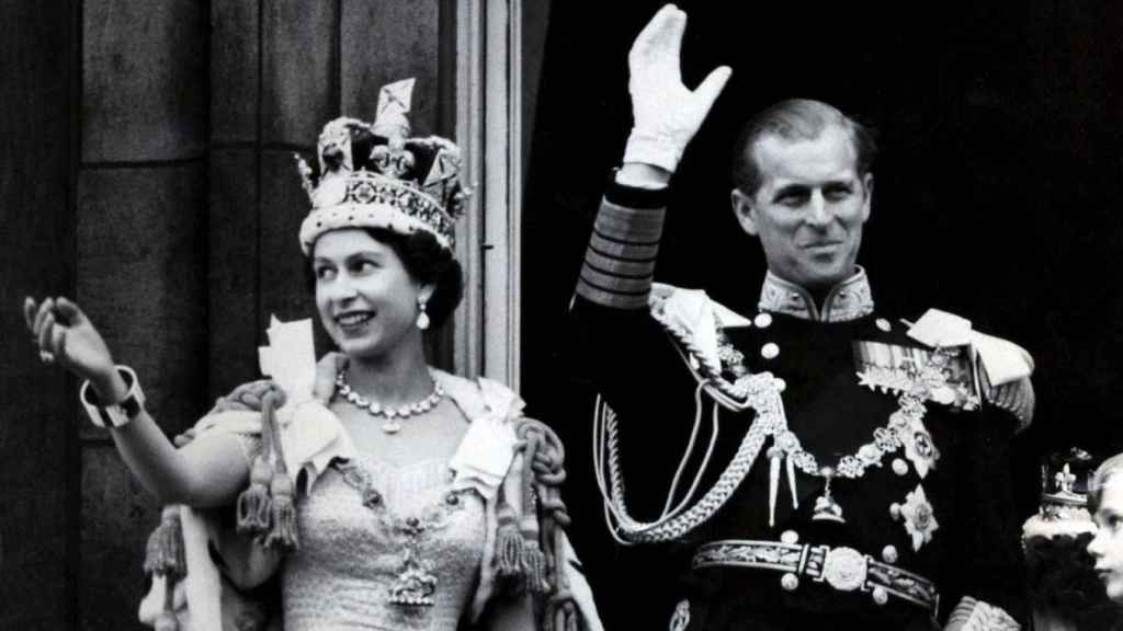 La reina Isabel II junto al duque de Edimburgo el día su coronación.