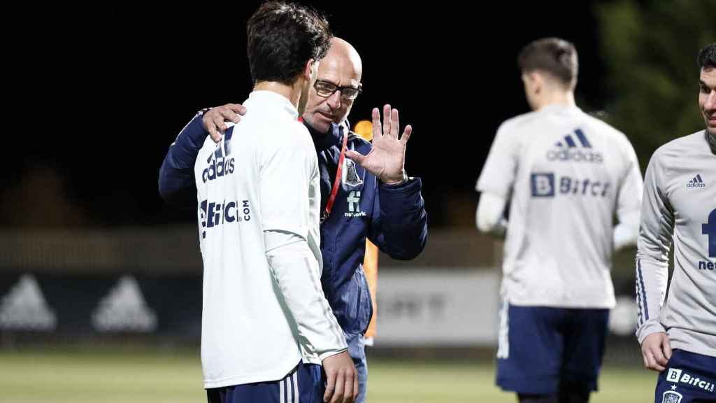 Manu Sánchez, junto a Luis de la Fuente durante un entrenamiento de la selección española Sub21