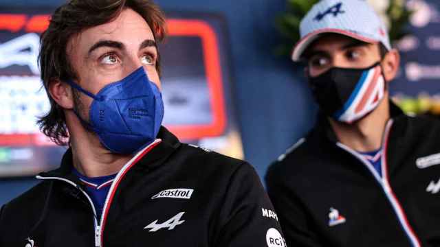 Fernando Alonso y Esteban Ocon en un acto de la Fórmula 1 con Alpine