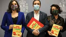 Alberto Garzón junto a las autoras del recetario  'Comida rápida, barata y saludable'. EP