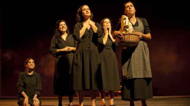 Varias actrices interpretan una obra de Lorca en el teatro.