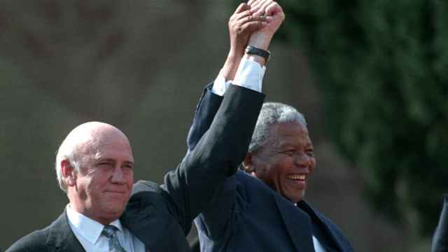 Frederik de Klerk y Nelson Mandela celebran el fin del apartheid.