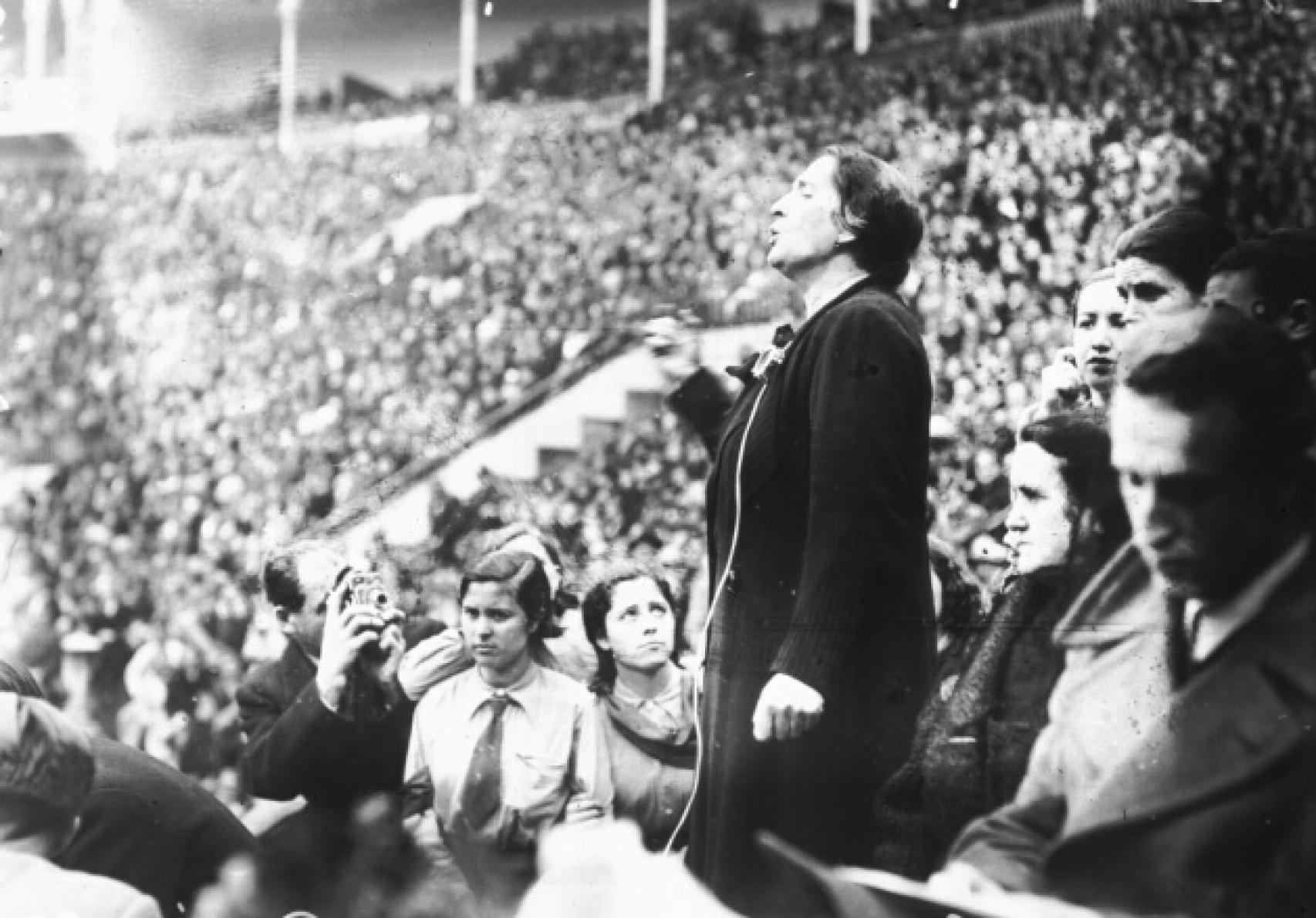 Dolores Ibárruri, la Pasionaria, durante un mitin en la plaza de toros de Madrid.