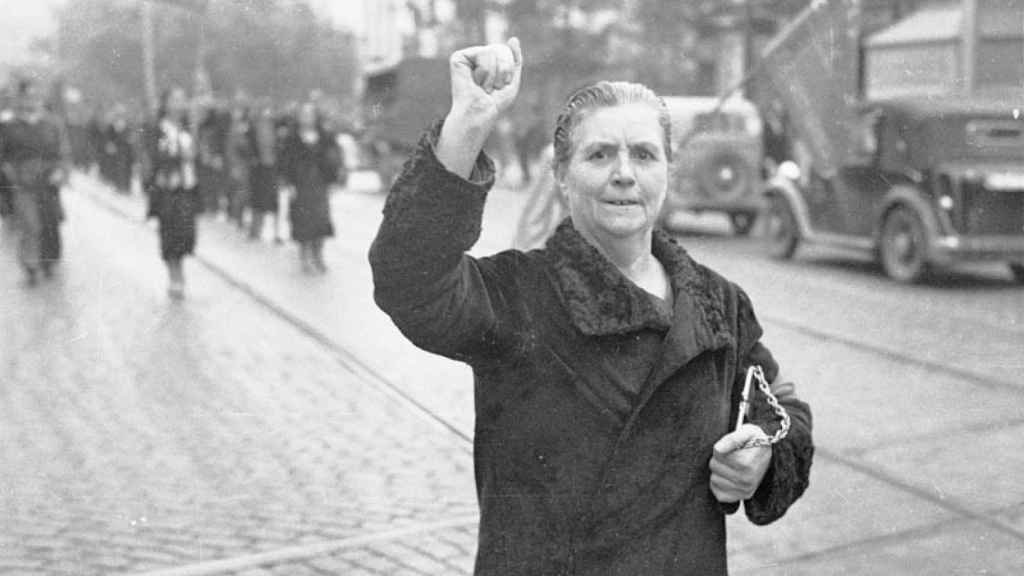 Una mujer levanta el puño durante una manifestación en Madrid en 1936.